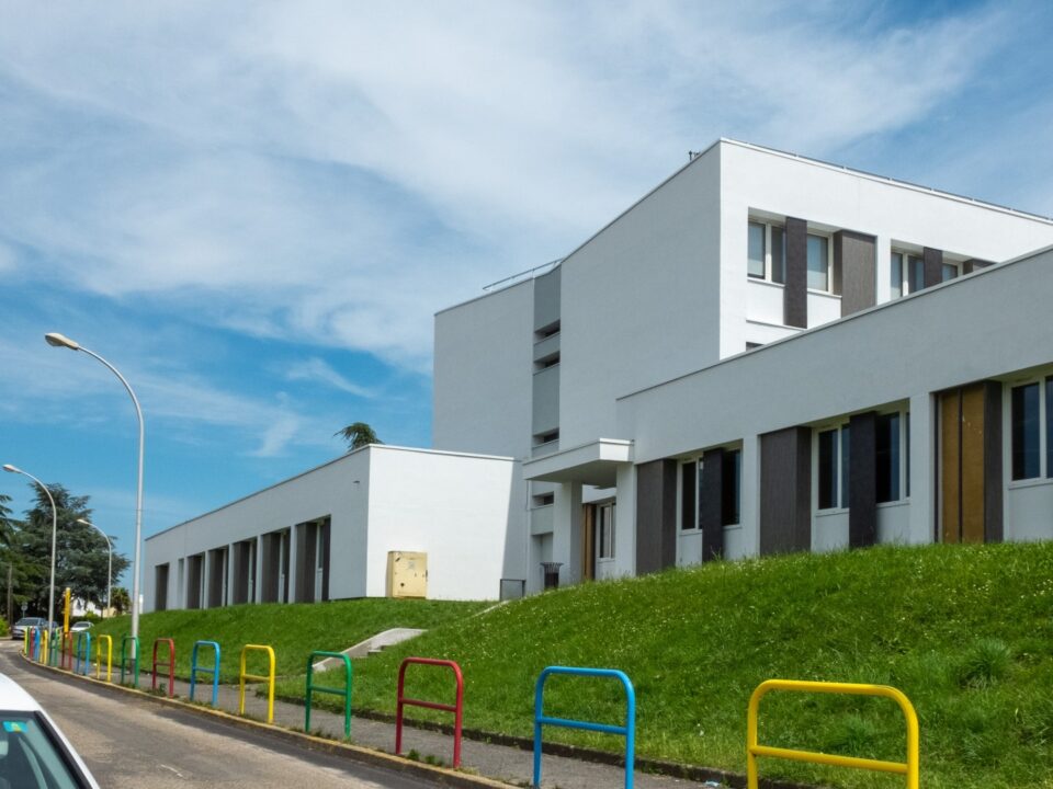 Réhabilitation d’une école et implantation d’une crèche
